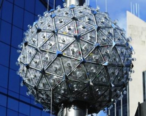 Хрустальный шар в Нью-Йорке начал отсчет времени уходящего года