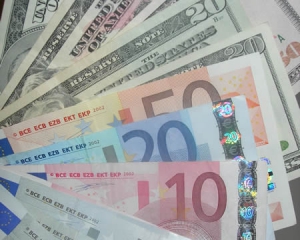 На межбанке незначительно подорожали доллар и евро