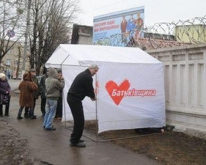 В Харькове идет борьба между властью и &quot;Батькивщиной&quot; за палатки возле колонии