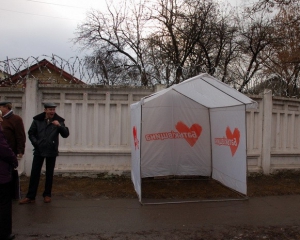 У Качановской колонии горел мусорный бак, сторонники Тимошенко скандируют &quot;Юли - волю!&quot;