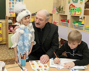 Дівчинка з сиротинця обізвала Лукашенка дурнем
