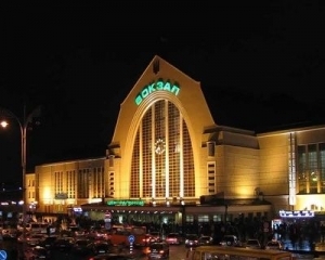 В Киеве не пускают людей на вокзал через взрывчатку