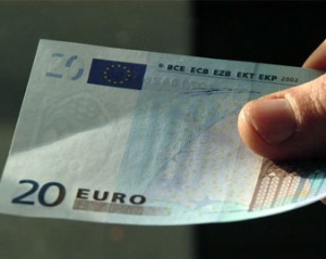 Євро подешевшав на 9 копійок, курс долара стабільний  - міжбанк