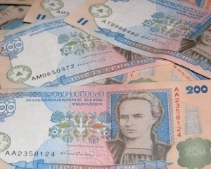 Украинский относят в банки все больше денег