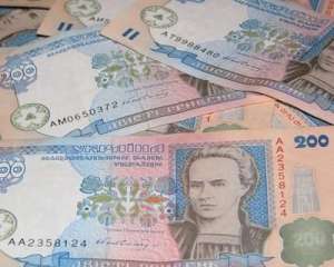 Українці відносять до банків усе більше грошей