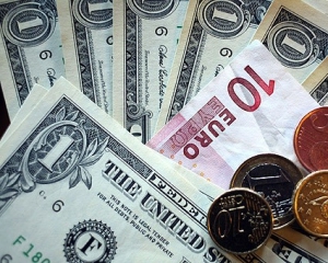 Курс доллара опустился на 1 копейку, евро подешевел на 2 копейки - межбанк