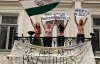 Феменки трясли грудью на балконе индийского посла в Украине