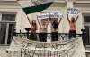 Феменки трясли грудьми на балконі індійського посла в Україні