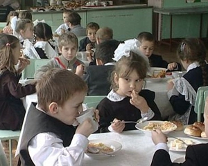 Из-за халатности чиновников в черкасских школах дети портят себе желудки