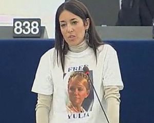 Італійський депутат з Тимошенко на грудях попросила президента ЄП відвідати екс-прем&#039;єра