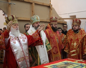 Священники облачаются в рясы за 15 минут