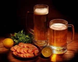 Украинцы стали меньше пить &quot;среднего&quot; пива: Больше всего пострадала &quot;Оболонь&quot;