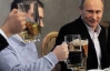 Путин за пивом и раками пообещал фанатам бесплатные перелеты на матчи Евро-2012