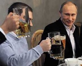 Путин за пивом и раками пообещал фанатам бесплатные перелеты на матчи Евро-2012