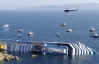 Лайнер "Costa Concordia" сползает с рифов, объявлено чрезвычайное положение