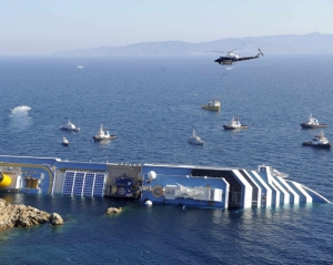 Лайнер &quot;Costa Concordia&quot; сползает с рифов, объявлено чрезвычайное положение