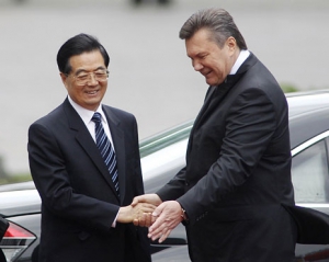 Янукович із зимової України привітав Китай зі святом весни