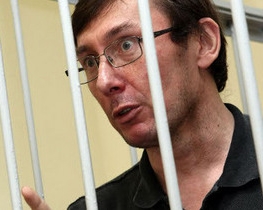 Луценко вимагає, аби до суду прийшли всі свідки: "Я закликаю не ламати мене через коліно"