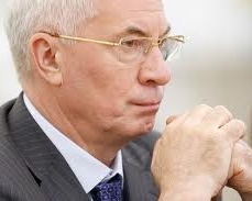 Азаров - студентам: навчання - це вам не пиво пити і пісні співати