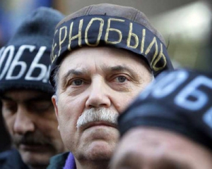 КС дозволив Кабміну вирішувати судові суперечки з "чорнобильцями"