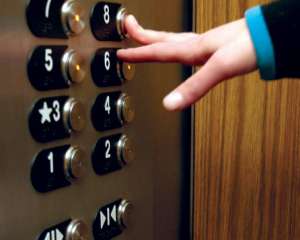 Бывшие уголовники ломали в Запорожье лифты