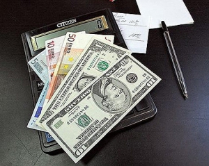 В Украине евро подорожал на 7 копеек, доллар поднялся на 1 копейку