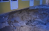 На столичной Петровке через дырявую трубу образовалась еще одна огромная яма