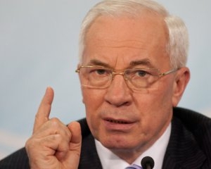 Азарову не подобається, як МВФ допомагає Греції