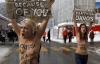 Активистки FEMEN разделись под прицелом снайперов в Давосе