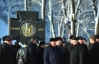 Азаров возложил цветы к мемориалу Героев Крут и пошел на молебен