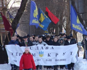 Киевская милиция помешала вооруженным хулиганам подраться с националистами
