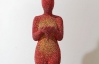 Художник создал скульптуру женщины из 20 тысяч божьих коровок
