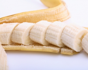 Бананова маска розгладжує та омолоджує шкіру