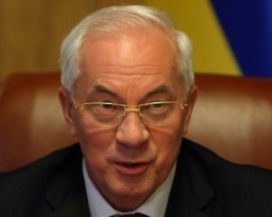 Азаров радить економити тепло та електроенергію