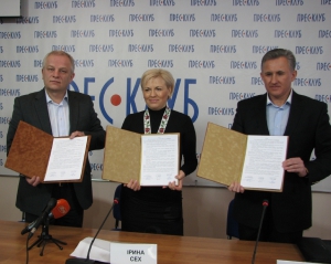 Львівські люди Тягнибока, Тимошенко та Яценюка підписали угоду про об&#039;єднання