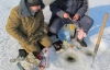 Рибалки зігріваються поліетиленовими мішками та горілкою