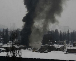 На Левом берегу Киева гремели взрывы: пожар на складах промзоны