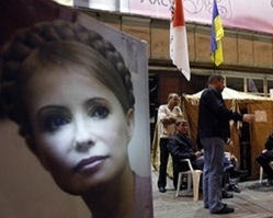 Прихильники Тимошенко скидаються грошима на мило і шампуні для екс-прем&#039;єра