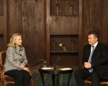Янукович поговорил с Клинтон и может изменить закон под Тимошенко