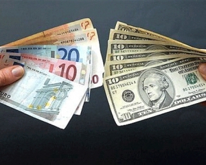 В Україні подешевшав долар, курс євро втратив 4 копійки на купівлі