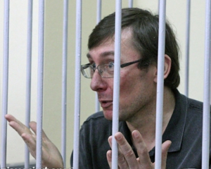 Луценко зізнався, що продовжив "лизоблюдську традицію" нагороджувати "своїх"