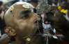 Индусы прокалывают себе щеки и языки на фестивале Тайпусам