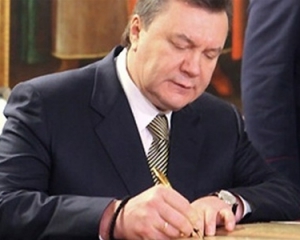 Янукович уволил Ежеля, а кресло министра отдал Саламатину
