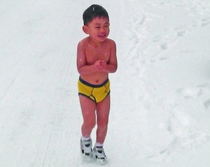 Батько виховував сина в нижній білизні в 13-градусний мороз