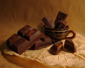 Черный шоколад подтянет морщинки и сделает кожу золотистой