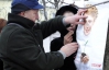 Фанати Тимошенко просять "імпортних" лікарів врятувати Юлю