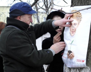 Фанати Тимошенко просять &quot;імпортних&quot; лікарів врятувати Юлю