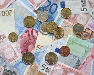 Евро упал до минимума за 3 недели в ожидании встречи лидеров ФРГ и Италии