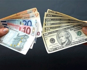 В Украине курс евро снизился на 9 копеек, за доллар дают 8,03 гривны