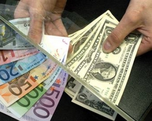 Курс євро втратив 13 копійок, долар не відіграв учорашнє подешевшання - міжбанк